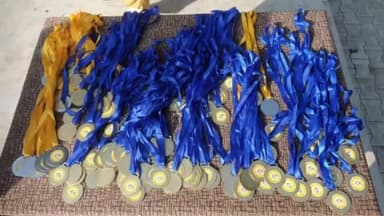 ਨਾਭਾ: ਰੇਲਵੇ ਕਲੋਨੀ ਵਿਖੇ ਸਰਕਾਰੀ ਮਾਡਲ ਹਾਈ ਸਕੂਲ ਦੇ ਵਿਦਿਆਰਥੀਆਂ ਨੇ ਸੈਂਟਰ ਪੱਧਰੀ ਖੇਡਾਂ ਚ ਭਾਗ ਲਿਆ ਤੇ ਮੈਡਲ ਜਿੱਤ ਕੇ ਸ਼ਾਨਦਾਰ ਪ੍ਰਦਰਸ਼ਨ ਕੀਤਾ