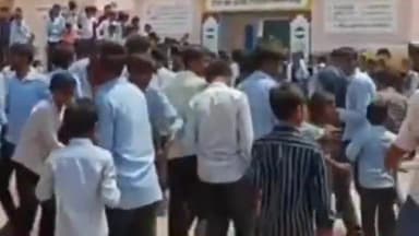 बायतु: राजकीय उच्च प्राथमिक विद्यालय डेलुओ की ढाणी के मुख्य गेट पर विद्यार्थियों ने तालाबंदी कर की नारेबाजी