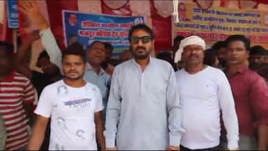 नगर निगम सफाई मजदूर कर्मचारियों का लगातार 8 सूत्री मांगों को लेकर अनिश्चितकालीन धरना चालू है कटनी नगर निगम सोया हुआ है उसे जनमानस से कोई लेना देना नहीं कर्मचारी साथियों को समर्थन देते हुए राजा जगवानी कार्यकारी अध्यक्ष शहर जिला कांग्रेस