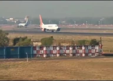 बम से उड़ाने के मैसेज पर आकाश एयरलाइंस के विमान की इमरजेंसी लैंडिंग,मुंबई से 84 यात्रियों को लेकर आ रहे थे वाराणसी