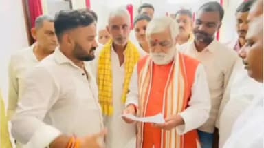 ब्रह्मपुर: नैनिजोर सड़क की मरम्मत के लिए भाजपा युवा मोर्चा के नेता ने सांसद अश्विनी कुमार चौबे को सौंपा ज्ञापन