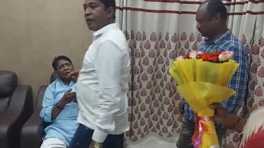 सिमडेगा: वित्त मंत्री पहुंचे सिमडेगा ,विधायक भूषण बाड़ा परिषदन भवन में पुष्पगुच्छ देकर किया स्वागत,जिले की बतायी समस्या