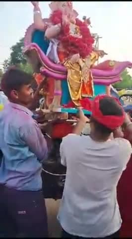 गौरी पुत्र गणेश का विसर्जन बैंड बाजा डी जे के साथ - साथ बड़ी धूम धाम किया गया! हीरे उगलने वाली नदी भागिन मे