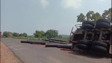 दमोह: घाट पिपरिया बड़ी टेक के पास हैवी पाइप से भरा हुआ ट्राला पलटा, ड्राइवर को आई गंभीर चोटें