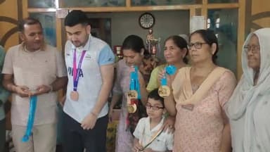 करनाल: एशियन गेम्स में कांस्य पदक जीतने के बाद सैक्टर 6 वासी अनीश पहुंचे अपने घर, परिजनों ने मिठाई खिलाकर बांटी खुशियां