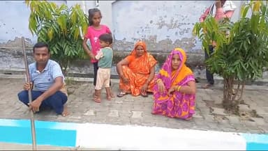 बलरामपुर: कलेक्ट्रेट में जिलाधिकारी से मिलकर विकलांगों ने लगाई ट्राई साइकिल और आवास दिलाने की गुहार