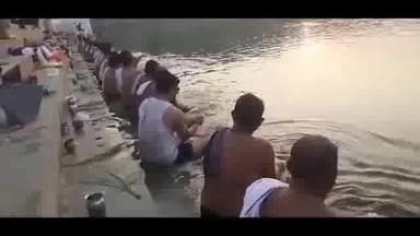 पन्ना: पितृ पक्ष प्रारंभ होते ही पितरों को तर्पण करने पहुंचे सैंकड़ों लोग, नगर के ऐतिहासिक धरम सागर तालाब में हुआ तर्पण