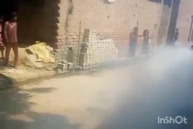 एटा: विकासखंड शीतलपुर के गांव ज्यूरी में रोगों से बचाव के लिए ग्राम प्रधान,तहसीलदार ने कराया एंटी लार्वा का छिड़काव