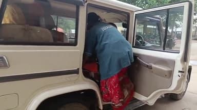 सिमडेगा: खूंटी टोली के पास बोलेरो के अंदर महिला ने दिया बच्चे को जन्म