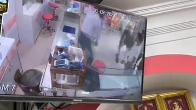 सिंगरौली: बस स्टैंड में सर्राफा व्यवसायी की दुकान में घुसकर 4 हमलावरों ने दुकानदार पर किया हमला, घटना CCTV में हुई कैद