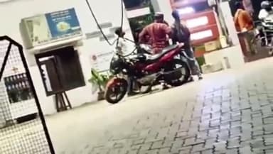 कानपुर: किदवई नगर में खुलेआम बोतल में दिया जा रहा पेट्रोल,वीडियो वायरल