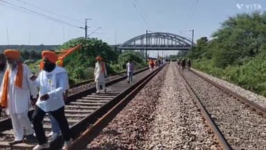 अम्बाला: घग्गर के नजदीक रेलवे लाइन पर किसानों ने बाढ़ से हुए नुकसान की भरपाई के लेकर रेल रोककर सरकार  के खिलाफ किया  प्रदर्शन