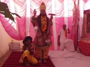 रियां बड़ी: रियाबड़ी के सीनियर सेकेंडरी स्कूल के सामने आयोजित सात दिवसीय श्रीमद् भागवत कथा में श्रद्धालुओं की उमड़ी भीड़