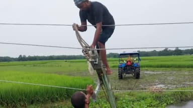 सिकटी: सुंदरी में तेज आंधी और बारिश की वजह से बिजली का पोल टूटकर गिरा, बिजली आपूर्ति हुई बाधित