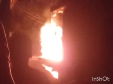 एटा: गांव मिलावली में ट्रांसफार्मर में लगी भीषण आग मची मची अफरा तफरी ट्रांसफार्मर में आग लगने से बिजली हुई ठप