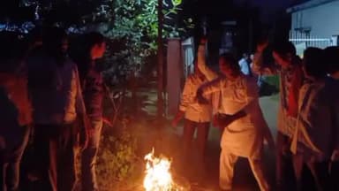 इटारसी: गुर्रा सब स्टेशन पर आक्रोशित किसानों ने किया बिजली विभाग का पुतला दहन