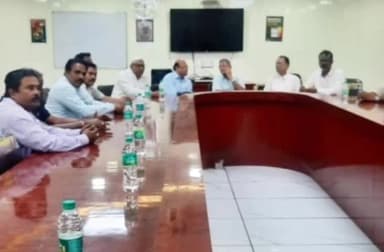 निरसा/चिरकुंडा: ईसीएल मुग्मा एरिया के सभागार में संडे कटौती को लेकर ईसीएल मुग्मा एरिया प्रबंधक और संयुक्त मोर्चा के बीच हुई बैठक