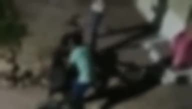 सागर नगर: तिली क्षेत्र में भाई ने भाई की छाती पर बैठकर पत्थर से किए वार, वीडियो सोशल मीडिया में वायरल