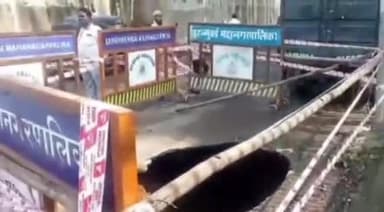 देवनार परिसरात सुन्नी कब्रस्तान जवळील सर्विस रोडचा काही भाग अचानक खचला परिसरात भीतीचे वातावरण, पालिकेचे पथक दाखल.