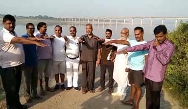 औरैया: देवकली चौकी के समीप स्थित यमुना नदी के संरक्षण को लेकर समाजसेवी संगठन के पदाधिकारियों को दिलाई गई शपथ