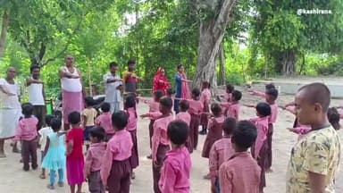 बाबागंज ब्लॉक के ग्राम पंचायत उतरार गोगहर में स्वच्छता की शपथ लेते ग्रामीण और बच्चे....