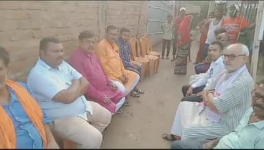 मनसाही:- एकौना में मृतक के परिजन से मिले एमएलसी।