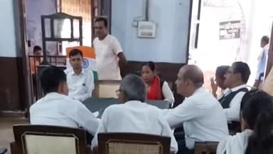 बहराइच: जिला बार एसोसिएशन सभागार मे अधिवक्ता के निधन पर आयोजित हुई शोकसभा अधिवक्ताओ ने न्यायिक कार्य से विरत रहने का लिया निर्णय