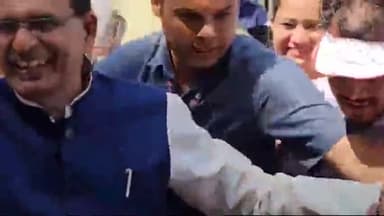 हुज़ूर: बड़े तालाब पर एयर शो के बाद लगे मामा मामा के नारे,CM शिवराज के साथ सेल्फी लेने के लिए युवाओं में लगी होड़