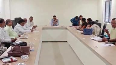 हिलसा: हिलसा अनुमंडल कार्यालय के सभागार में बैठक में SDO सुधीर कुमार ने कहा, हर समस्याओं का समाधान करना मेरी प्राथमिकता है।