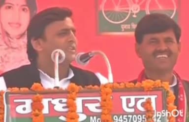 एटा: एटा कारागार से डकैती के मामले में कड़ी सुरक्षा के बीच सपा के पूर्व जिo पंचाo अo जुगेंद्र सिंह को कोर्ट में किया पेश