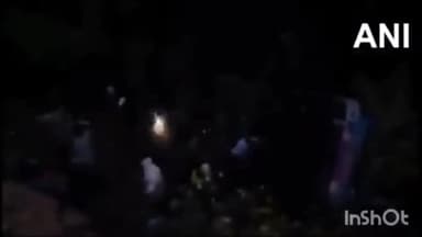 तमिलनाडु के नीलगिरी जिले के कुन्नूर के पास एक पर्यटक बस के घाटी में गिरने से आठ लोगों की मौत हो गई.