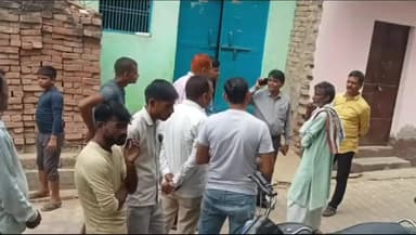 शिकोहाबाद: वायरल बुख़ार और डेंगू फैलने की सूचना पर गांव दुगना पहुंचे सीएमओ और एसडीएम, स्वास्थ्य शिविर लगवाकर करवाई लोगों की जांच