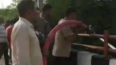 गाज़ियाबाद: इंदिरापुरम क्षेत्र स्थित NH24 किनारे कुड़े करकट में लगी भीषण आग, दमकल की टीम ने आग पर पाया काबू