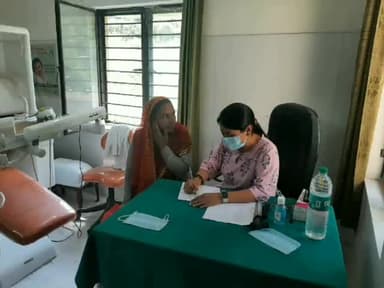 घाट: सामुदायिक स्वास्थ्य केंद्र नंदा नगर घाट में श्रीनगर मेडिकल कॉलेज के छात्रों के द्वारा लगाया गया निशुल्क स्वास्थ्य शिविर