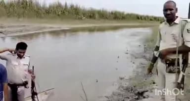 गोपालगंज: जादोपुर थाना क्षेत्र के गंडक नदी से पुलिस ने छापेमारी कर 180 लीटर शराब किया बरामद, नाव जप्त