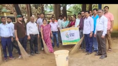 बानो: स्वच्छता ही सेवा अभियान के तहत बानों प्रखंड सह अंचल कार्यालय परिसर में चलाया गया स्वच्छता अभियान, बीडीओ ने दिलाई शपथ