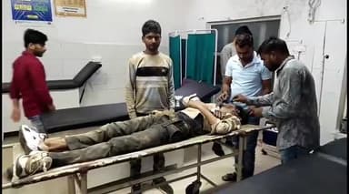 इटावा: बरालोकपुर में डंपर का कट लगने से बाईक सावार दो लोग हुए घायल, जिला अस्पताल में इलाज जारी