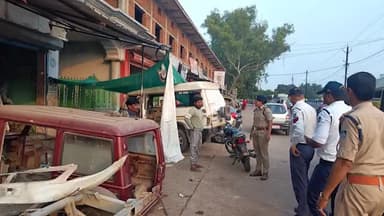 पन्ना: जिले में यातायात थाना पुलिस ने चलाया वाहन चेकिंग अभियान 35 लोगो के काटे चालान ₹13600 समन शुल्क किया वसूल।