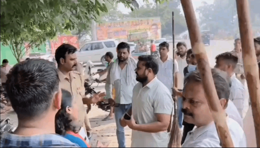 आज सेवा पखवाड़ा कार्यक्रम के अंतर्गत चलाए जा रहे स्वच्छता अभियान कार्यक्रम के अंतर्गत गजरौला में श्रमदान करते हुए सम्मानित जनता विशेषकर युवाओं से स्वच्छता अभियान में भागीदारी सुनिश्चित करने का अनुरोध किया। 
#विपिन_सागर
