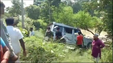 सिधाव: एक नंबर फाल के पास अनियंत्रित होकर नदी किनारे लुढ़की बोलेरो, कोई हताहत नहीं