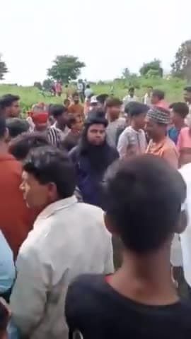 सिंगरौली  बच्चा चोर भेस बदलकर गांव में घूम रहे एक अज्ञात शक्स को ग्रामीणों ने हाथ बांधकर किया पुलिस के हवाले