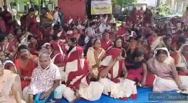 महिषी: 20 सूत्रीय मांगों को लेकर आंगनवाड़ी सेविका एवं सहायिका का महिषी एवं कहरा सहित 10 प्रखंडों में अनिश्चितकालीन धरना जारी