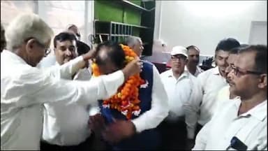 उतरौला: यूपी बार काउंसिल के सह अध्यक्ष प्रशांत सिंह अटल का उतरौला में हुआ आगमन, अधिवक्ताओं ने फूल-माला पहनाकर किया स्वागत