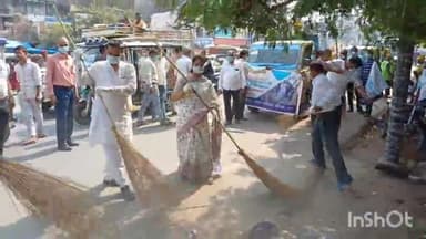 एटा: एटा नगर पालिकाध्यक्ष सुधा गुप्ता ने शहर में स्वच्छता पखवाड़े के तहत झाड़ू लगाकर स्वच्छता के लिए दिया संदेश