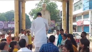 इटावा: शास्त्री चौराहे से 'स्वच्छता पखवाड़े' का सांसद ने किया शुभारंभ, शास्त्री जी की प्रतिमा पर माल्यार्पण कर सभी ने लगाया झाड़ू