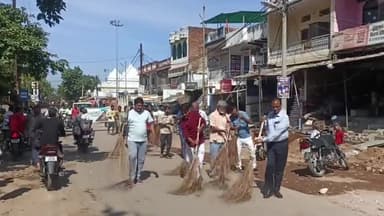 अजयगढ़: बापू को स्वच्छांजलि अर्पित करते हुए अजयगढ के जनप्रतिनिधियों सहित अधिकारियों ने झाड़ू लगा कर सफाई का दिया संदेश
