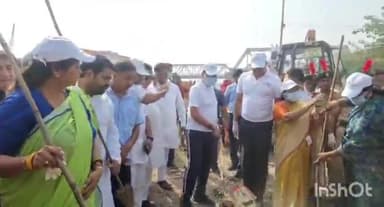आगरा: स्वच्छता पखवाड़े के तहत कैबिनेट मंत्री एके शर्मा ने यमुना किनारे चलाया स्वच्छता अभियान, किया श्रमदान