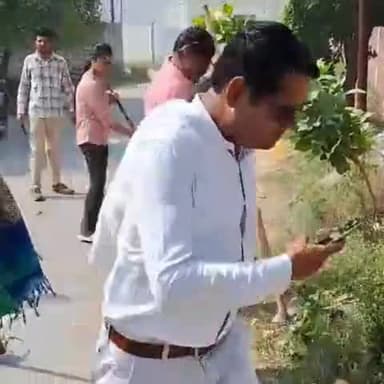 जगाधरी: स्वच्छता पखवाड़ा के तहत वार्ड नंबर आठ निगम मेयर ने की सफाई लोगों को भी स्वच्छता के प्रति दिया संदेश