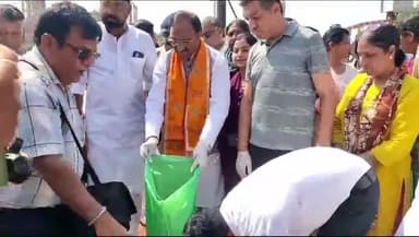 हरिद्वार: विशाल स्वच्छता अभियान के तहत सांसद डॉ रमेश पोखरियाल निशंक ने मालवीय दीप घाट में किया प्रतिभाग