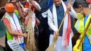 कांके: पूर्व सीएम रघुवर दास ने नगड़ा टोली स्थित सरकारी स्कूल के पास झाड़ू लगाकर की साफ-सफाई